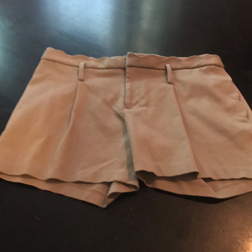 Almost New 6 Khaki Banana Republic Scallop Shorts
